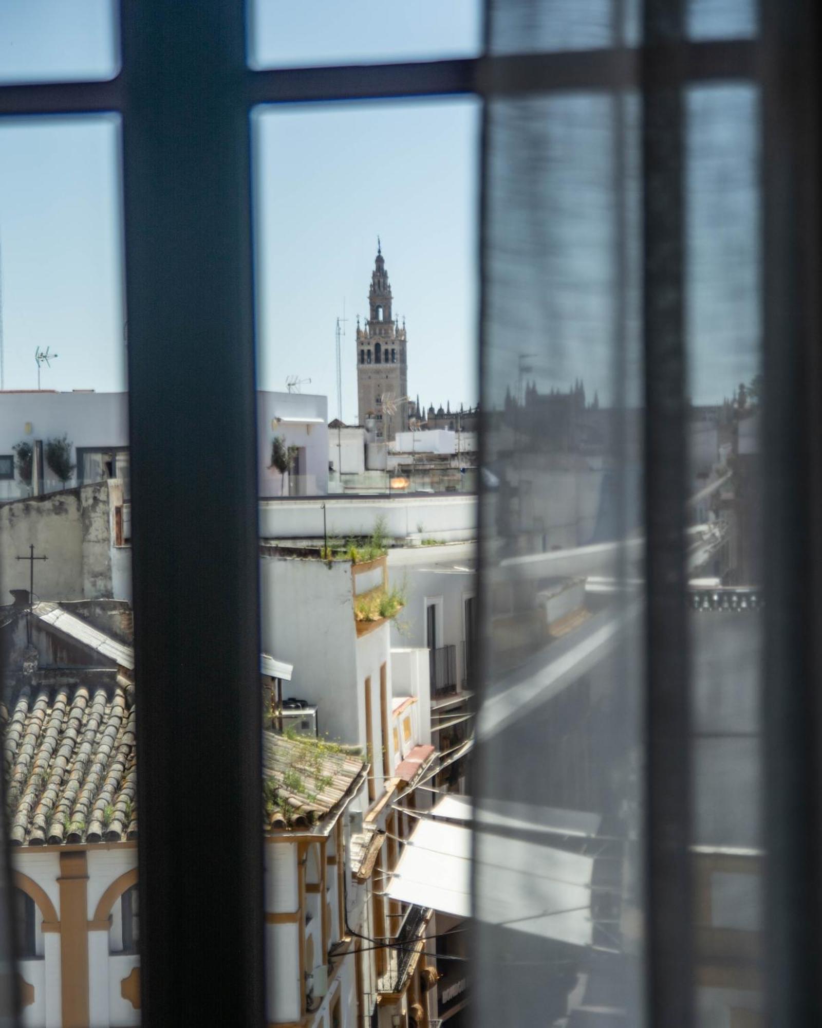 Betis Suites-La Campana Sevilla Buitenkant foto