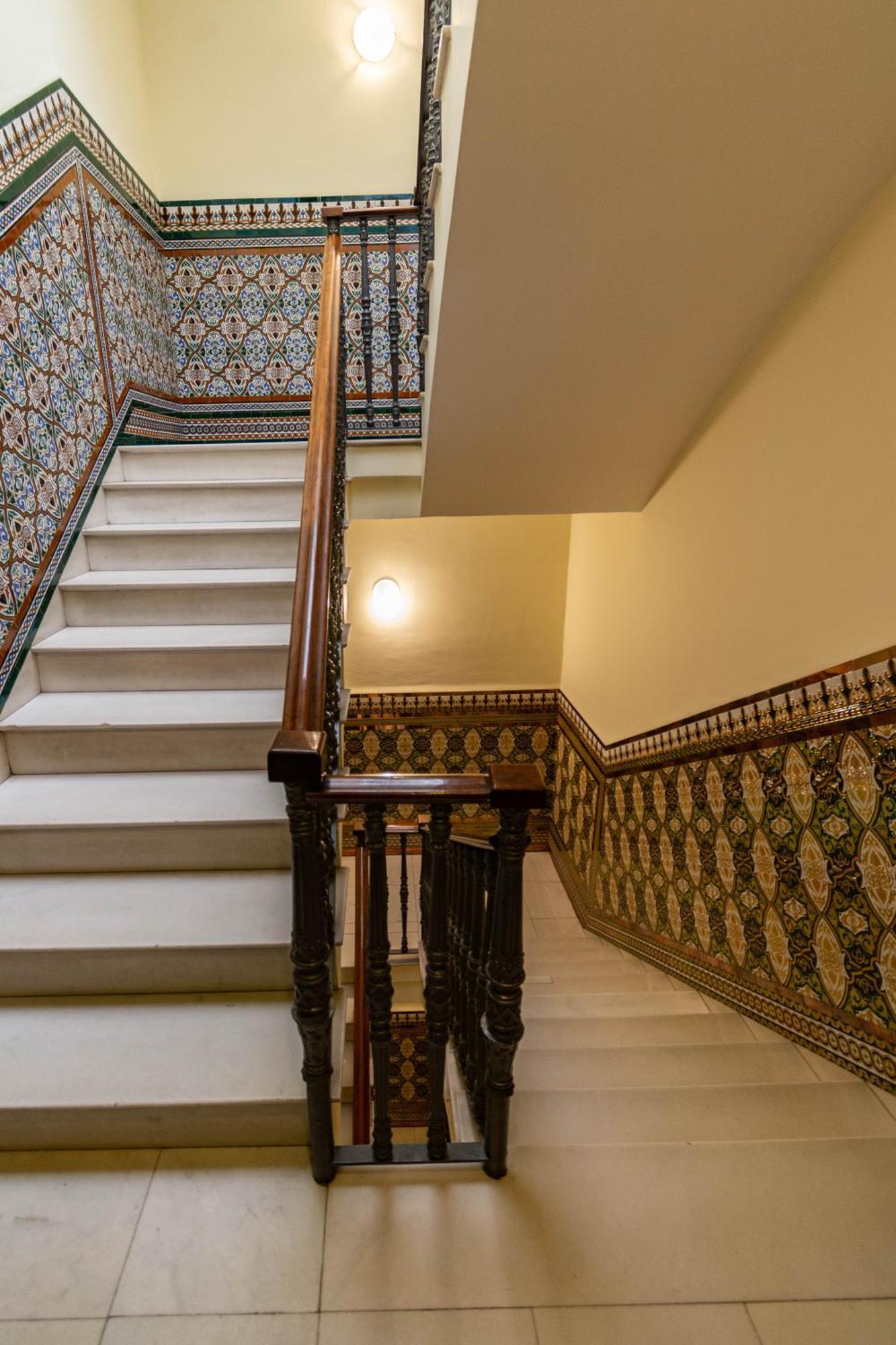 Betis Suites-La Campana Sevilla Buitenkant foto